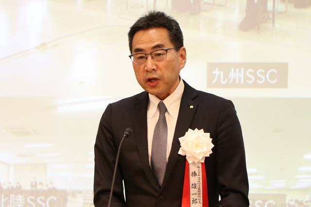 捧社長のあいさつで背中に各会場の映像を上映