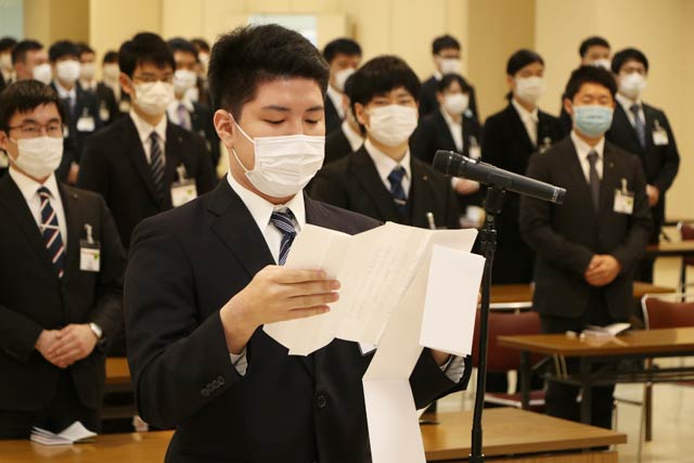 新入社員の前山さんが決意表明