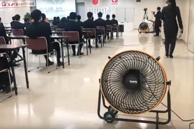 会場に5基の工場扇を設置して換気