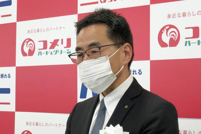 マスクを着けてインタビューを受ける捧社長