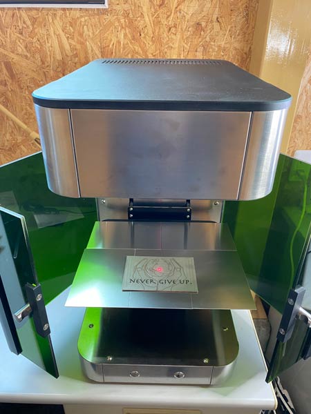 レーザーマーキングを施した機械
