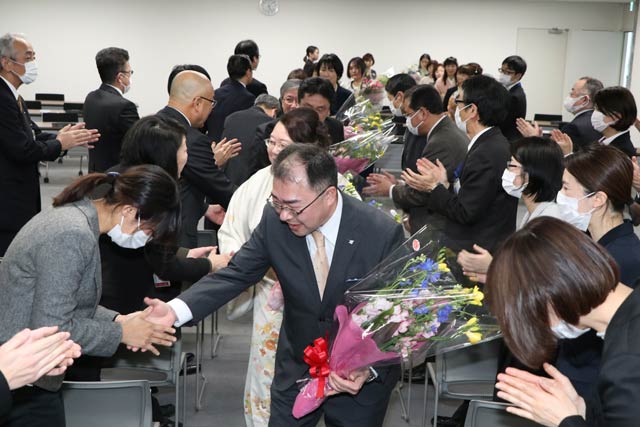 退場する退職職員