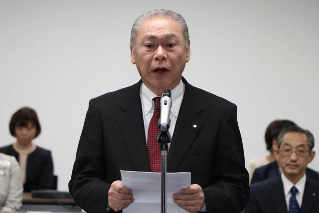 退職者代表であいさつする田辺企画財政部長