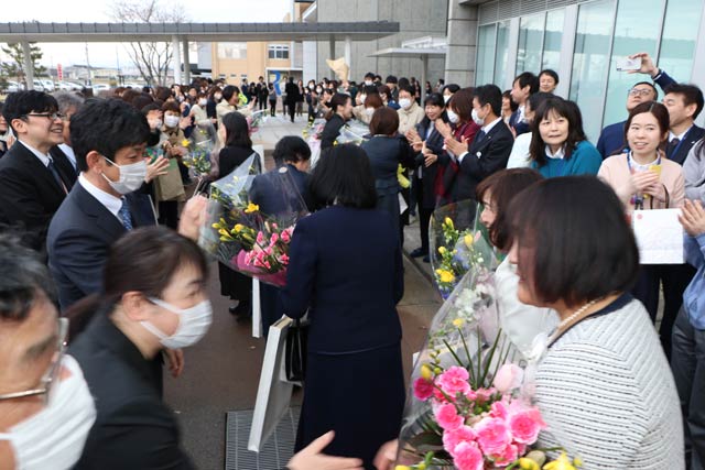退庁する退職者を職員が見送る