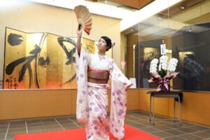 作品「雪月花」の前で「さくらさくら」に合わせて舞う泉田さん