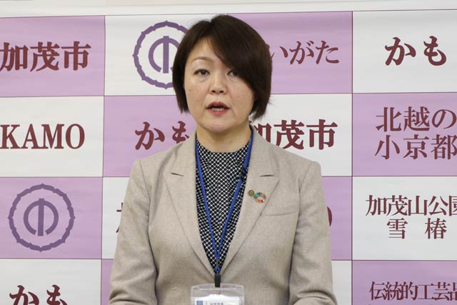 記者会見する藤田加茂市長