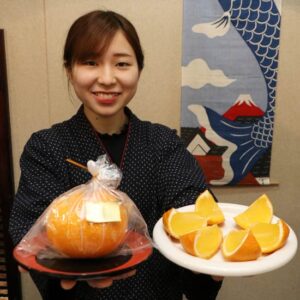甘夏の皮の中に甘夏ゼリーが詰まった「まるごと甘夏ゼリー」