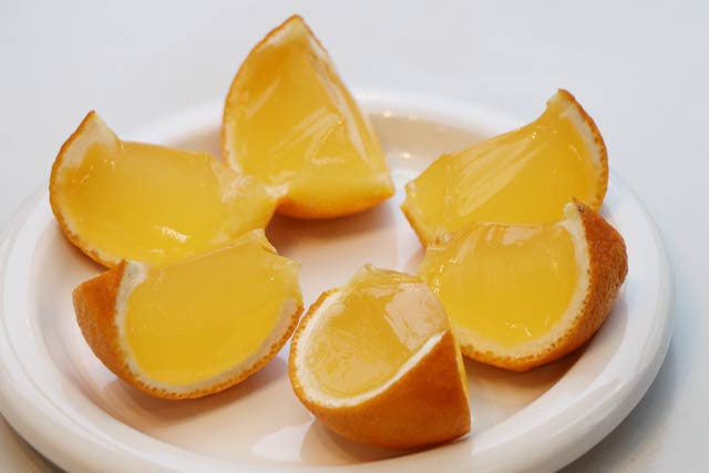 中身はさわやかでみずみずしい甘夏ゼリー