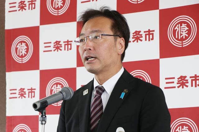 記者会見する国定市長