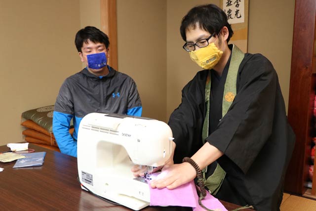 ミシンでマスクを縫う斎木さん