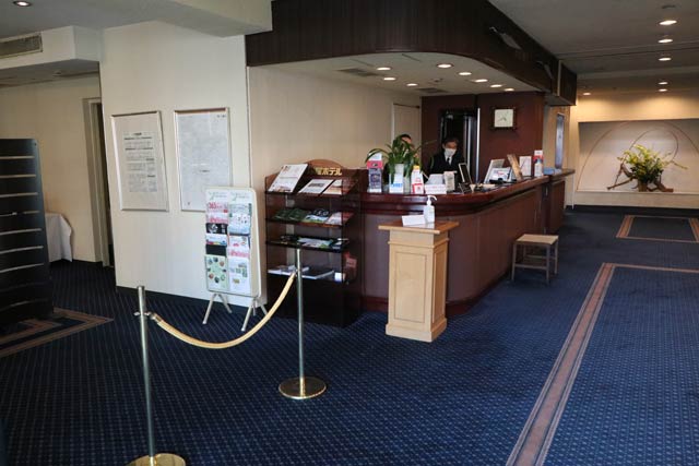 長期宿泊プランを提供している越前屋ホテルのロビーに入って左へ曲がると長期宿泊プラン用の本館、真っすぐは一般客の別館へと完全に棟を分離