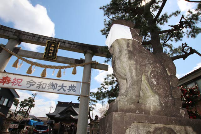 マスクを着けた戸隠神社のこま犬