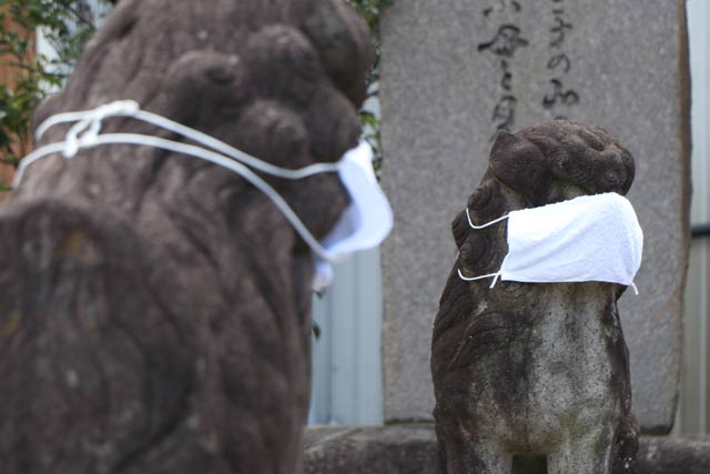 参道でこま犬が新型コロナウイルスににらみを利かせる