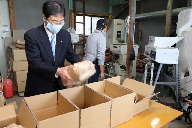 鈴木市長も箱詰めを手伝う