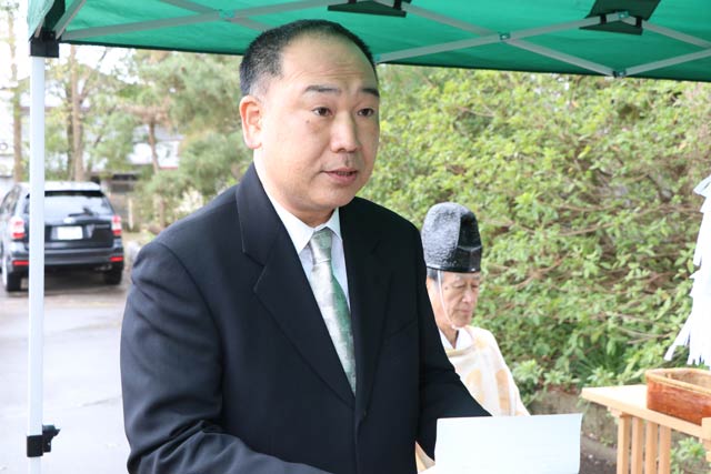 故中條耕二さんに代わってその長男の耕太郎さんがあいさつ