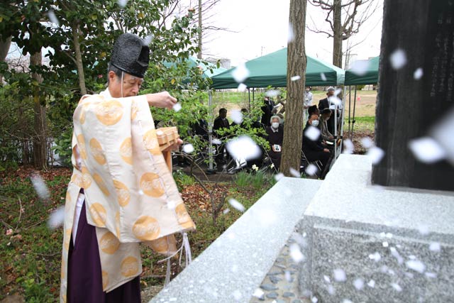 神事を行った八幡宮の藤崎重康宮司の祖父、藤崎恵積さんが校歌を作詞した