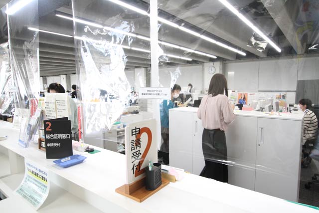飛沫防止の透明シートを設置した燕市役所市民課のカウンター