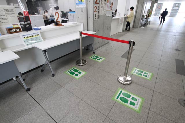 窓口に並ぶ場合は間隔を開けるよう求める足跡マーク