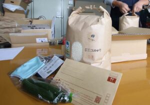 帰省を自粛している燕市出身の学生に送付しているコメやマスク