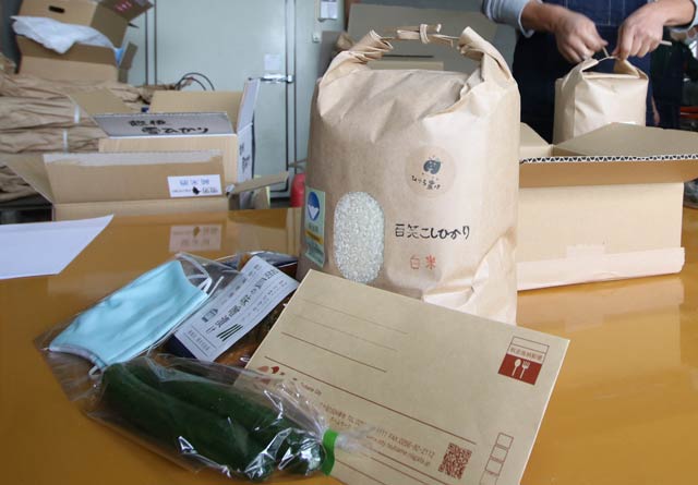 帰省を自粛している燕市出身の学生に送付しているコメやマスク