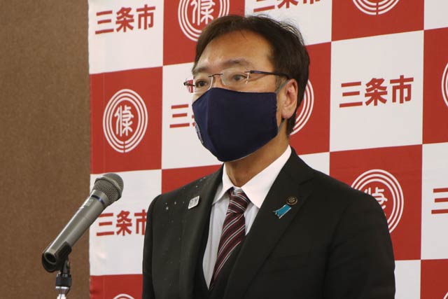 記者会見で初めてマスクを着けた国定市長