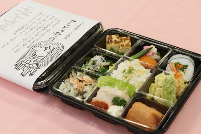 9店舗の献立が並ぶアマビエ弁当