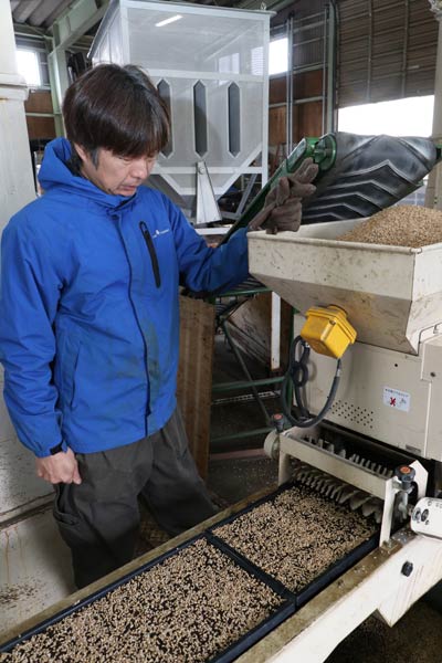 播種機で育苗箱に種をまく