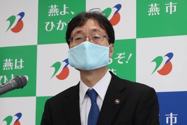 燕市独自の新型コロナウイルス感染症緊急対策を記者会見で発表する鈴木市長
