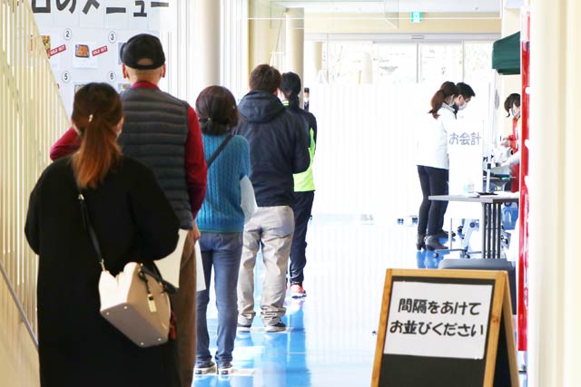 間隔を開けて順番待ち