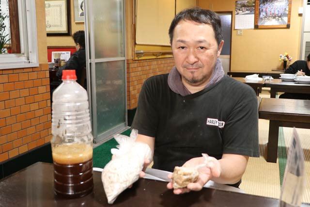 杭州飯店の徐直幸店主とテークアウト用の中華そば