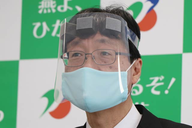 山崎抜型のフェースシールドを装着してみせる鈴木市長
