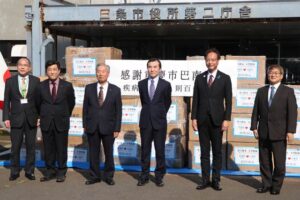 中国重慶市巴南区から新潟県三条市へ寄贈された医療物資の到着式
