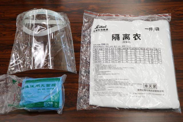 左上がフェイスシールド、下が医療用キャップ、右がアイソレーションガウン