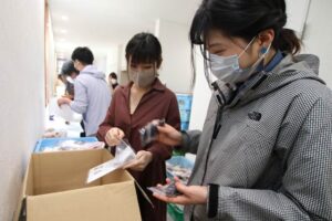 背脂ラーメンの発送作業
