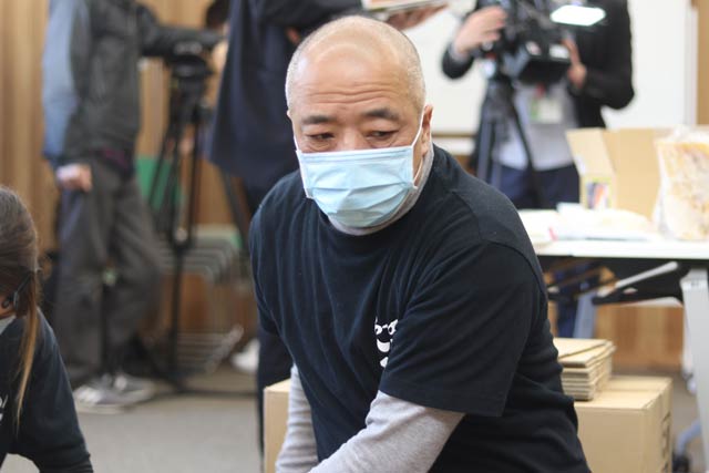 作業を手伝う松本さん