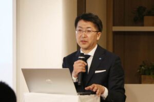 新中期経営計画を発表するツインバード工業の野水社長