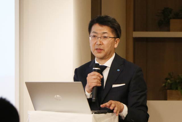 新中期経営計画を発表するツインバード工業の野水社長