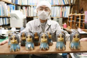 坪源の栗山嘉啓さんと木製のアマビエ