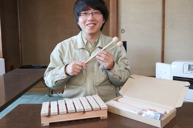 マサコー山口木工の「木琴DIYキット」と広報メディア担当の小酒井さん