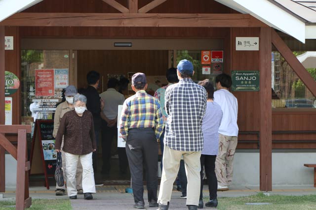 店内が混んできたので入場制限