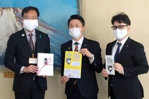 左から国定市長、燕三条青年会議所の知野理事長、オリエンテーション委員会の吉田委員長（写真提供：燕三条青年会議所）