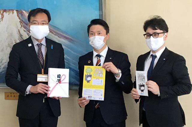 左から国定市長、燕三条青年会議所の知野理事長、オリエンテーション委員会の吉田委員長（写真提供：燕三条青年会議所）