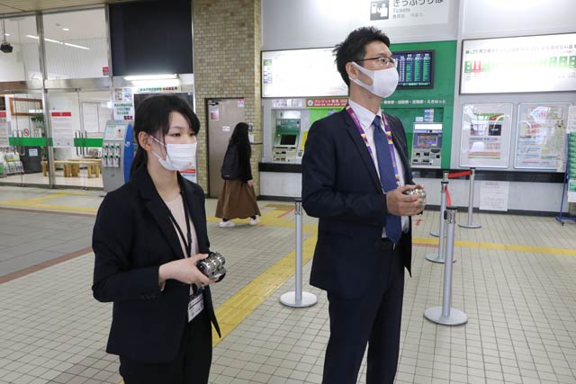 燕三条駅で乗降客を数える職員