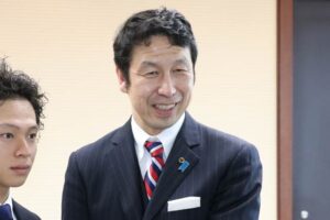 2017年12月にスノーボーダー平野歩夢選手の訪問を受けた知事時代の米山隆一さん