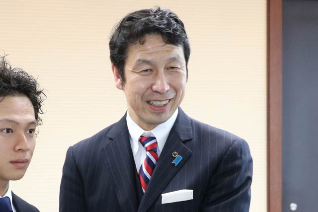 2017年12月にスノーボーダー平野歩夢選手の訪問を受けた知事時代の米山隆一さん