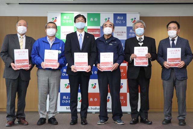 左から日本金属洋食器工業組合の小林理事長、外食産業支援プロジェクト実行委員会の神田実行委員長、鈴木市長、燕商工会議所の田野会頭、日本金属ハウスウェア工業組合の池田理事長、協同組合つばめ物流センターの志田理事長