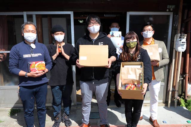 箱詰め作業を行った三条縁むすびのメンバー