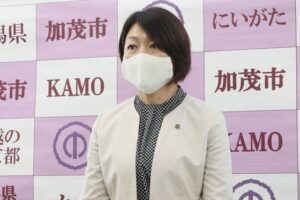定例記者会見を行う市長就任1年の藤田加茂市長