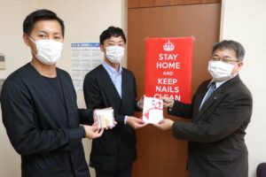三条市医師会への目録贈呈で左から諏訪田製作所の水沼さん、斉藤さん、そして水野三条市医師会長