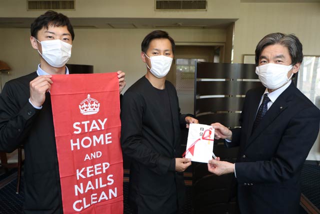 越前屋ホテルへの目録贈呈で左から諏訪田製作所の斉藤さん、水沼さん、越前屋ホテルの明田川代表社員